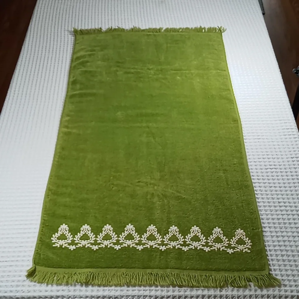 Vintage Fashion Manor MCM Avocado Green/Cream Embroidered Cotton Bath Towel USA